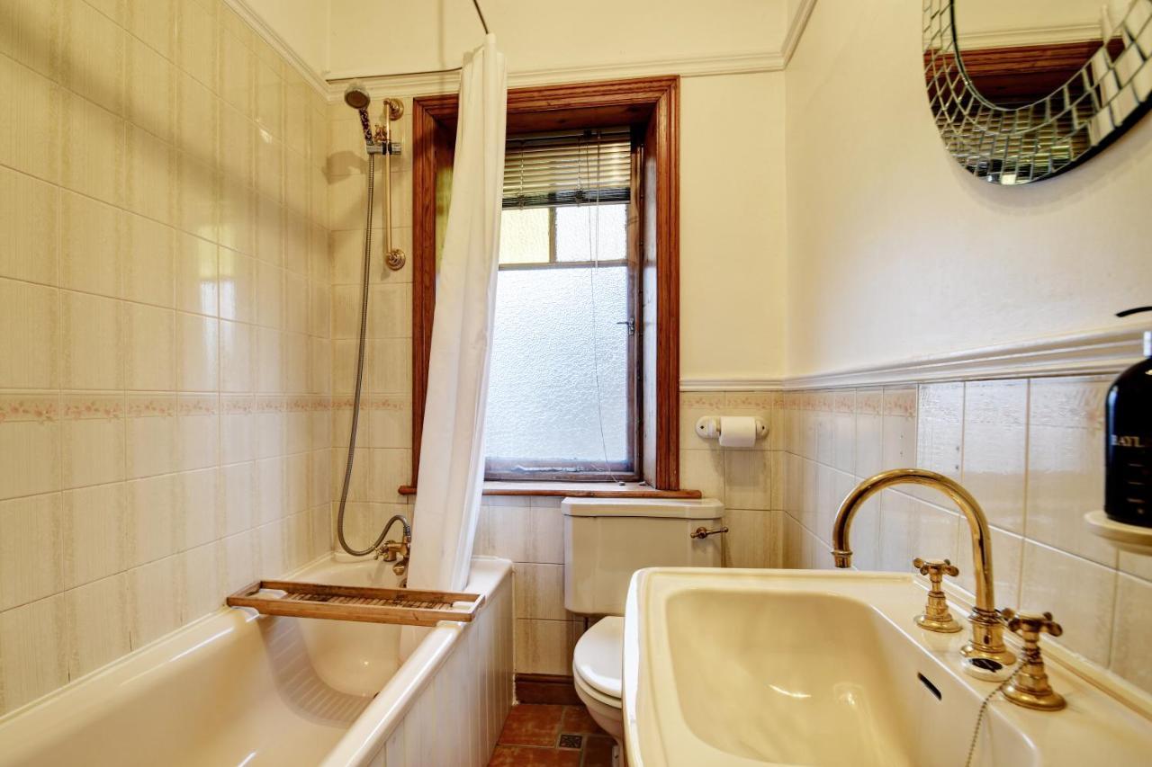 Spacious Victorian Townhouse Near Hcc With Off Street Parking Харогейт Екстериор снимка