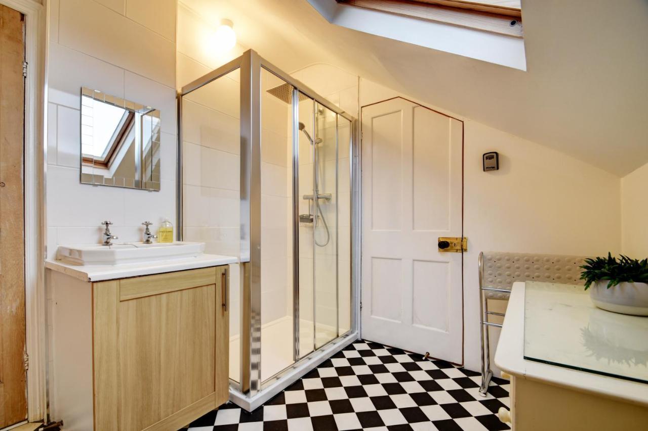 Spacious Victorian Townhouse Near Hcc With Off Street Parking Харогейт Екстериор снимка